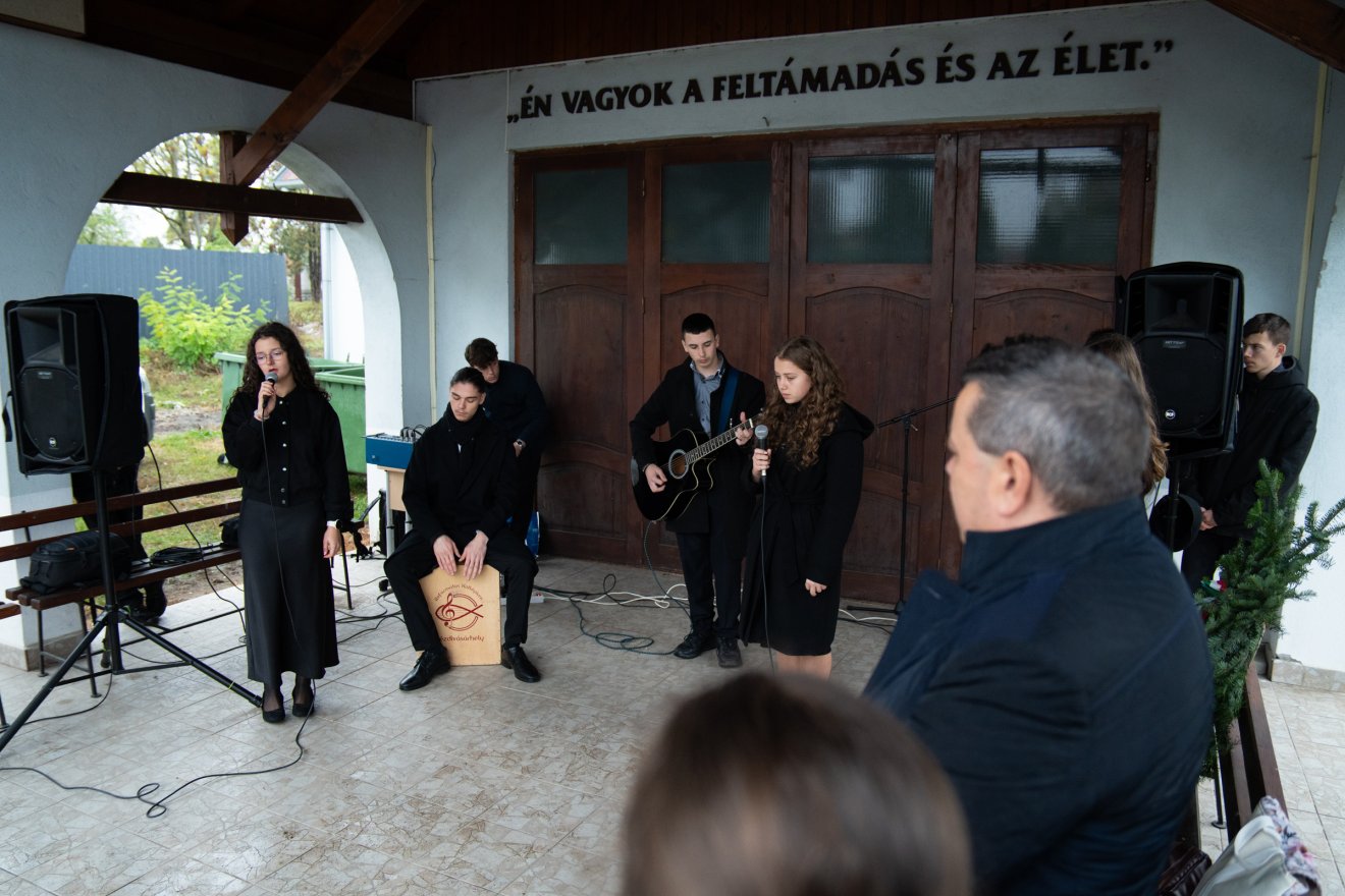 Az emlékező műsor szavalatból és énekből állt
