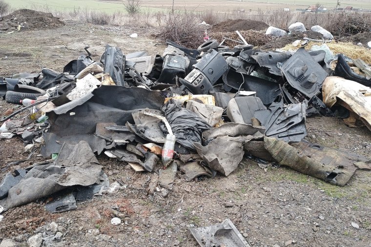 Autóbontásból származó szemetet ürítettek le, térfigyelő kamera buktatta le őket