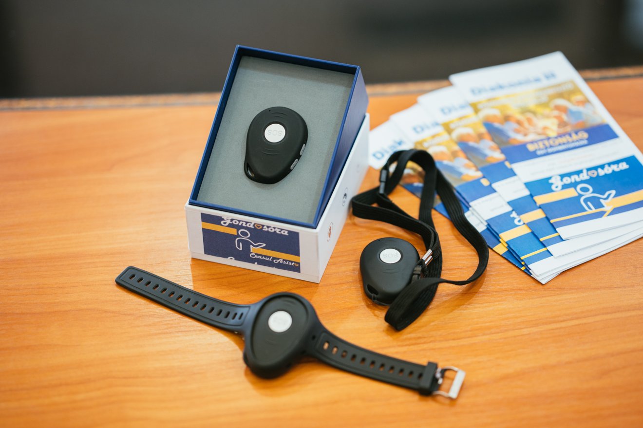 A készülék beépített mikrofonnal és hangszóróval ellátva egy kihangosított telefon mintájára működik, a kommunikáció csak a diszpécserközponttal lehetséges &bullet;  Fotó: Dénes Botond/Kézdivásárhely Önkormányzata