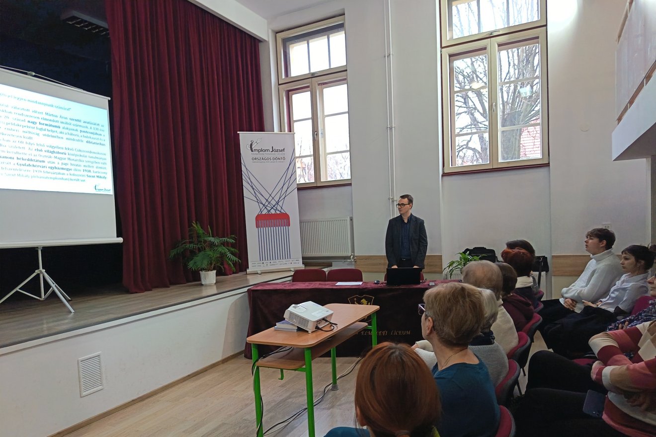 Idén egy Márton Áron püspökről szóló szöveget mondtak tollba a diákoknak &bullet;  Fotó: Bodor Tünde