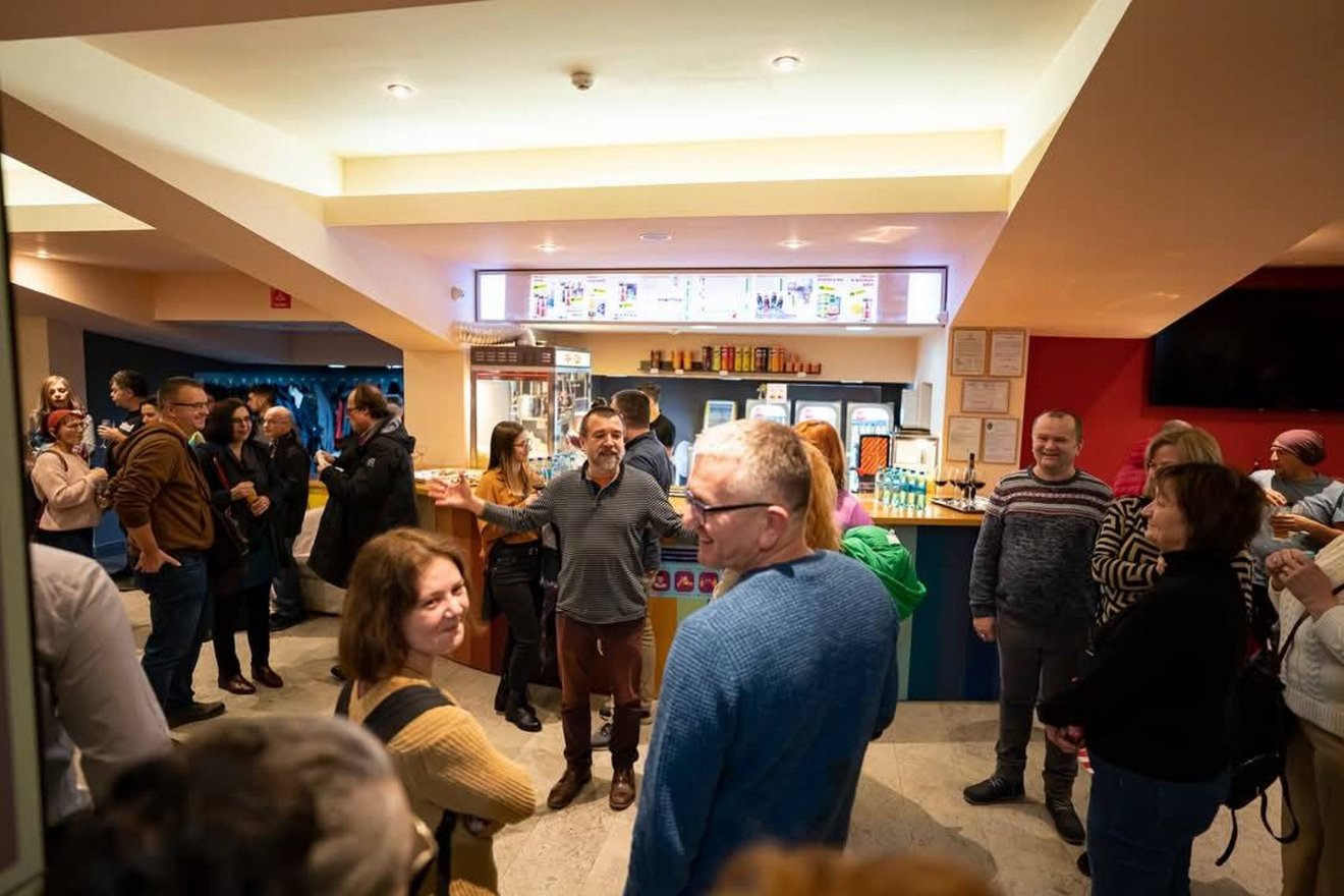 Lázár-Prezsmer Endre fogadja a nézőket &bullet;  Fotó: Antal Árpád/Facebook