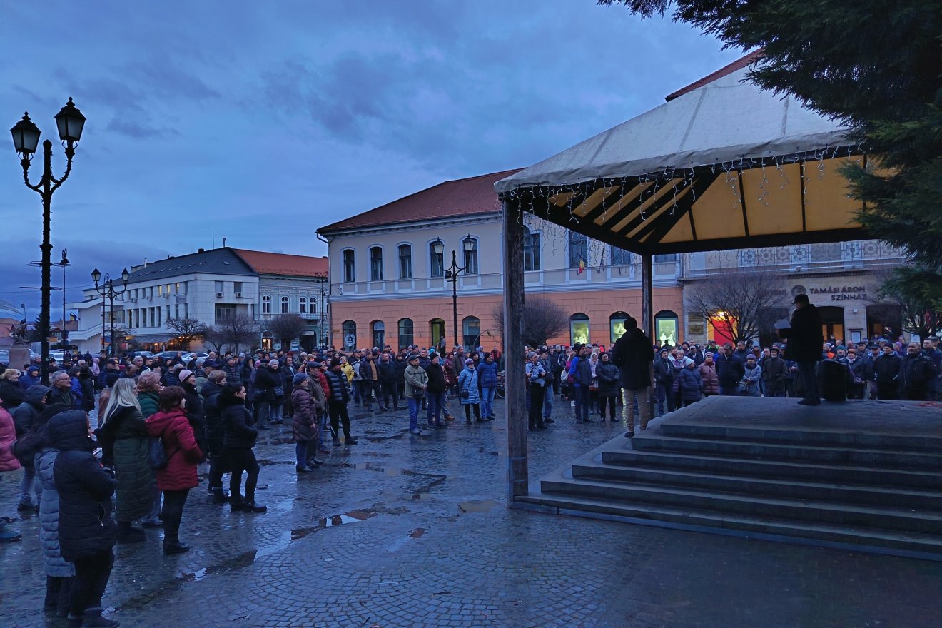 Mintegy 300 ember jelent meg az újabb sepsiszentgyörgyi tüntetésen • Fotó: Bodor Tünde