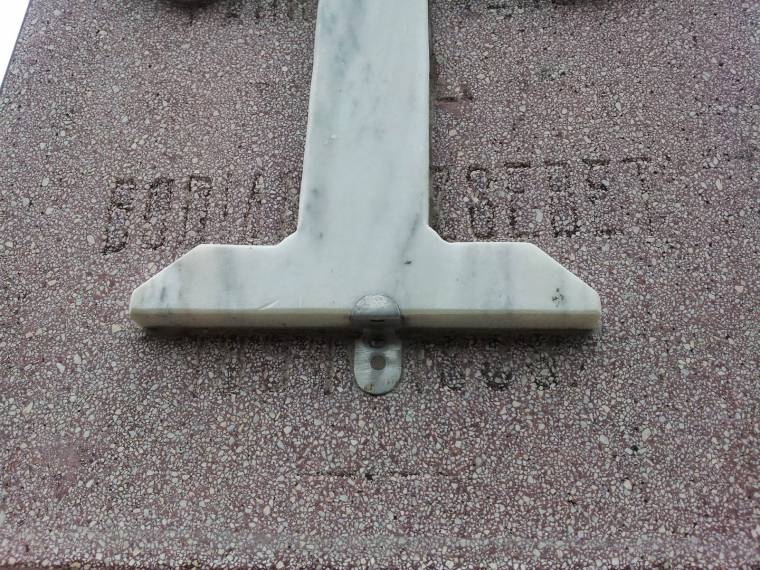 Magyar sírkő meggyalázása miatt tiltakoznak a Vármegyések