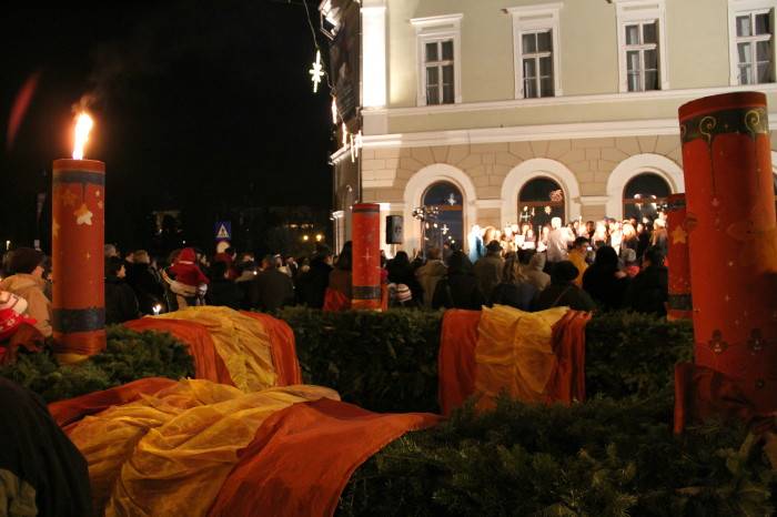 Adventi gyertyagyújtás a városközpontban