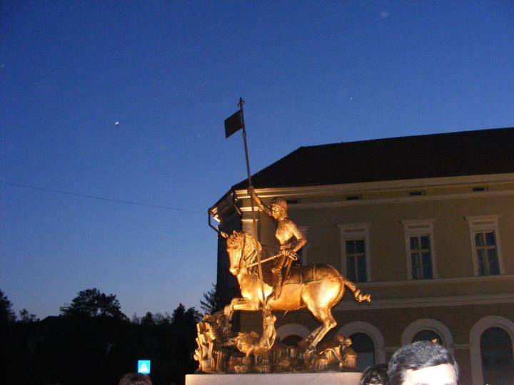 A prágai Szent György-szobor másolata Sepsiszentgyörgyön