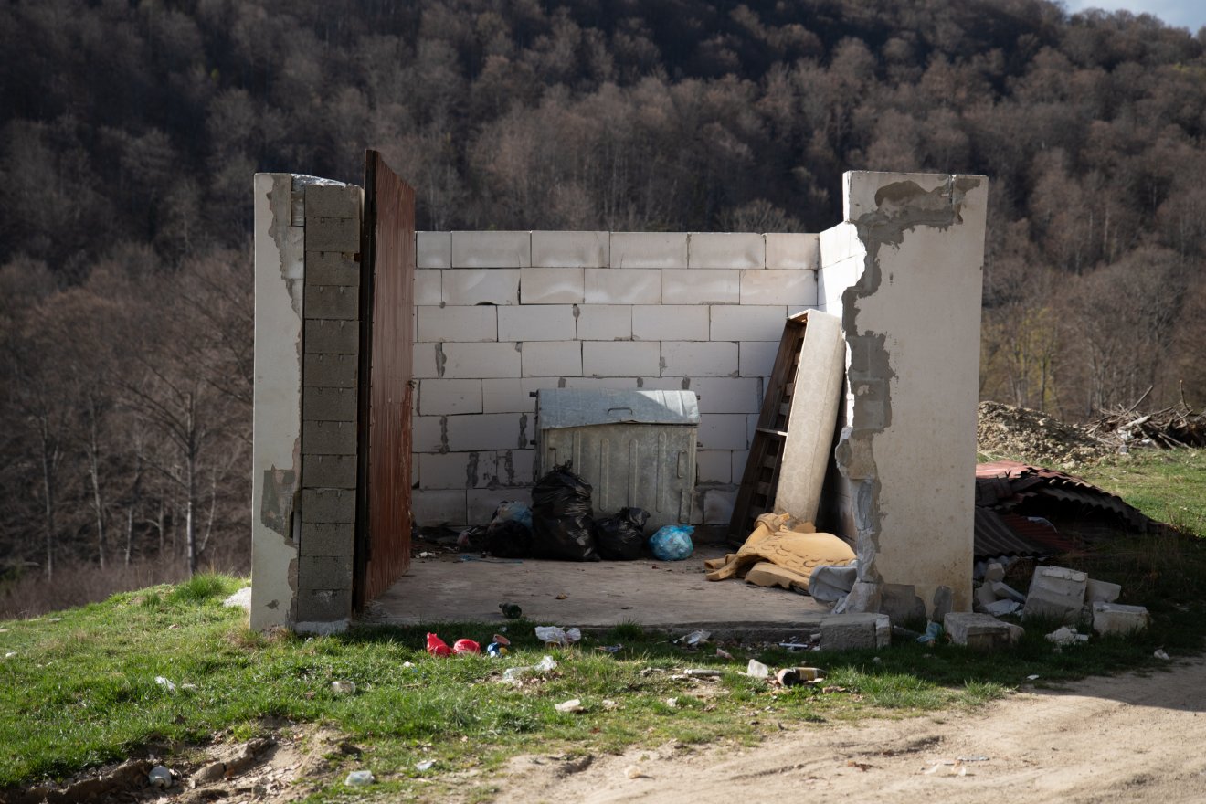Egykor még ajtó zárta az Ibolya-forrás melletti építményt •  Fotó: Tuchiluș Alex