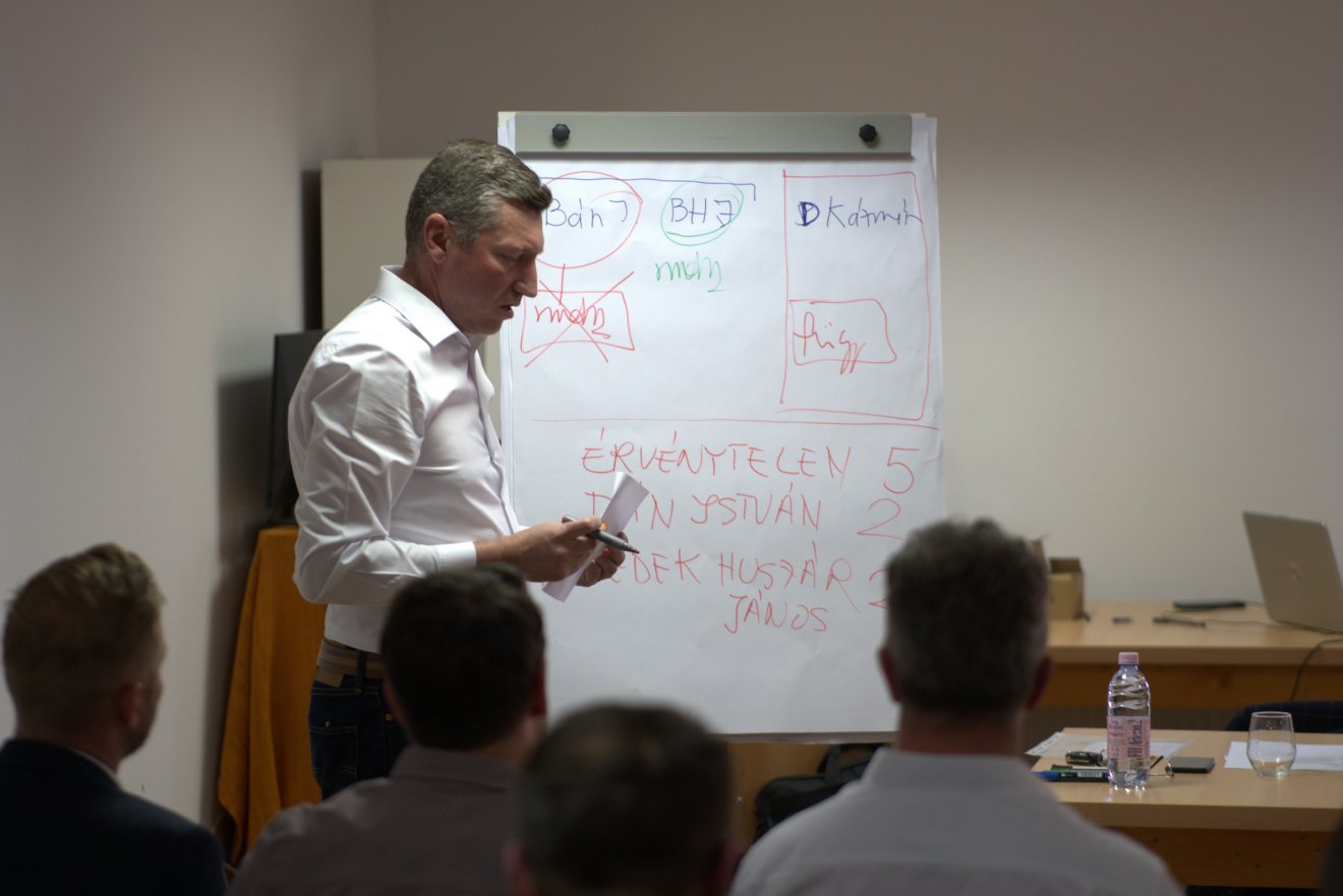 Gál Károly, a baróti RMDSZ elnöke jelentette be a szavazás eredményeit •  Fotó: Farkas Orsolya