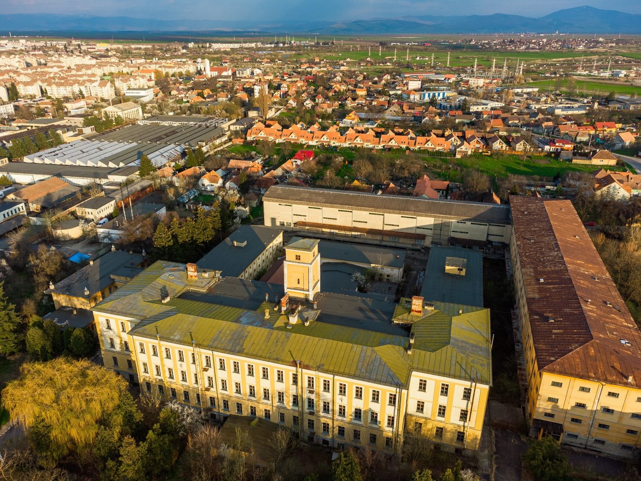Közel 3,7 hektáron terül el a volt dohánygyár, megszűnése után  több eltérő funkciójú épület is megfér itt •  Fotó: Sepsiszentgyörgy Önkormányzatának Facebook-oldala