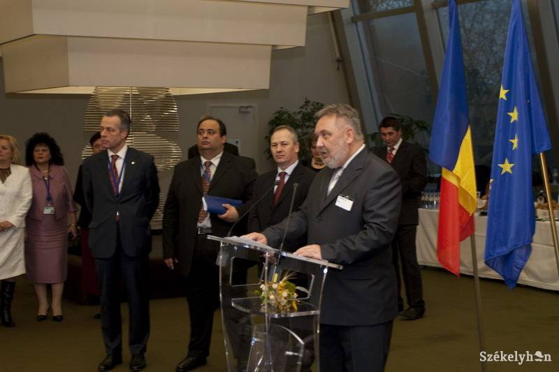 &bullet;  Fotó: unknown