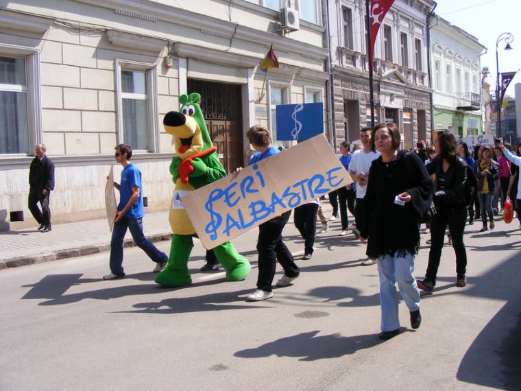 Közös román-magyar sátor a fiataloknak