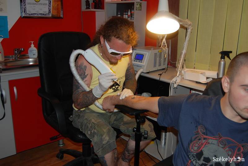 &bullet;  Fotó: Costi Tattoo