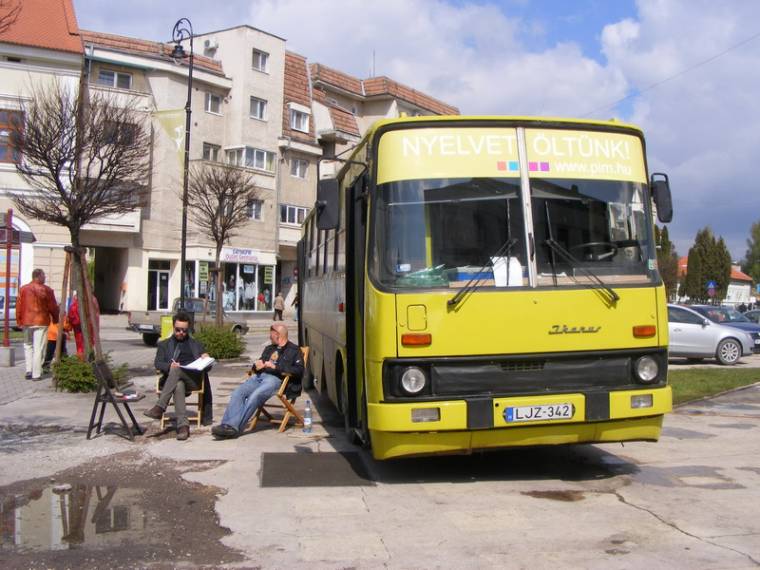 Sepsiszentgyörgyön a Nyelvet öltünk! busz