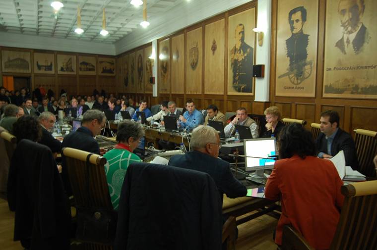 Továbbra is homályos a járdaszegélyek ügye