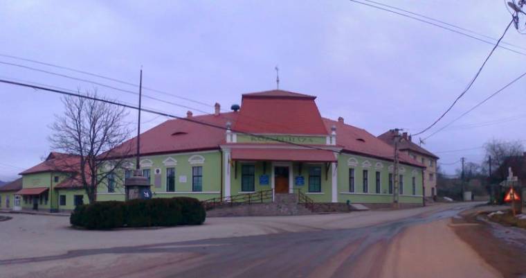 Feliratok miatt is perel a prefektus