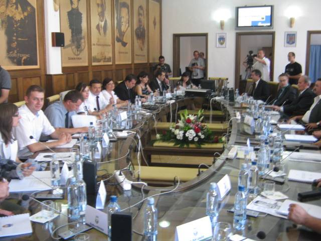 Az asztalon hagyta az ajándékot