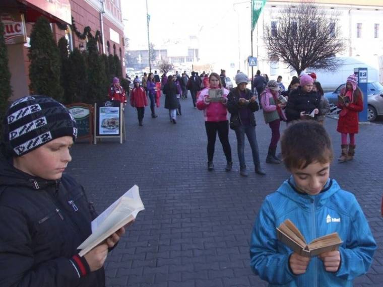Könyvet ajándékoztak a járókelőknek