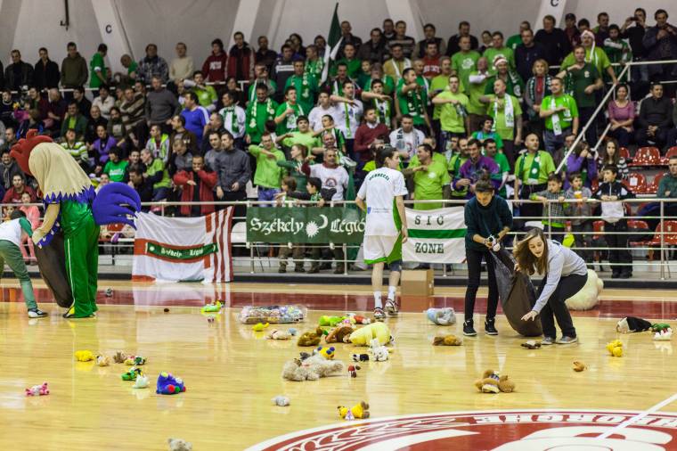 Plüsseső félidőben