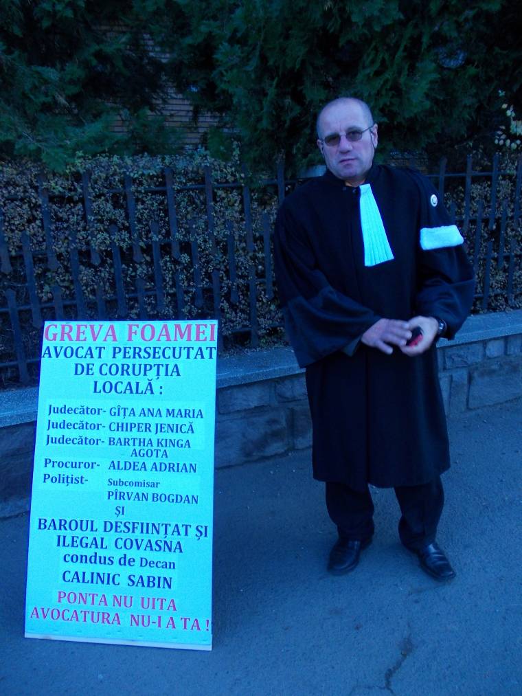 „Alternatív” ügyvéd éhségsztrájkol Sepsiszentgyörgyön