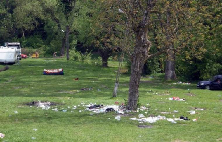 Hangoskodó, szemetelő  turisták