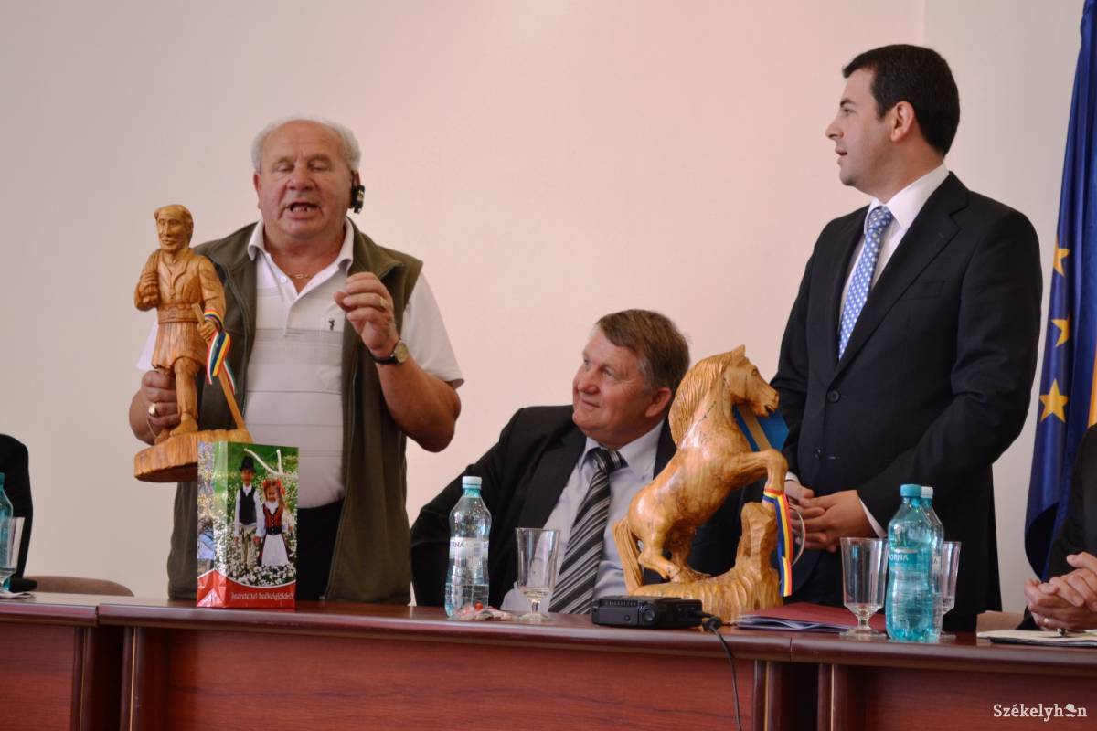 &bullet;  Fotó: illusztracio