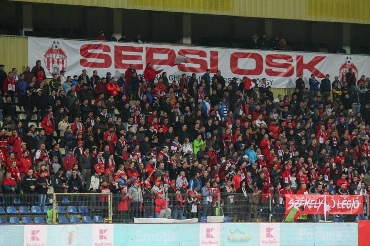 Kerekesszékes szurkoló autójából emelték el a drukker-sálat