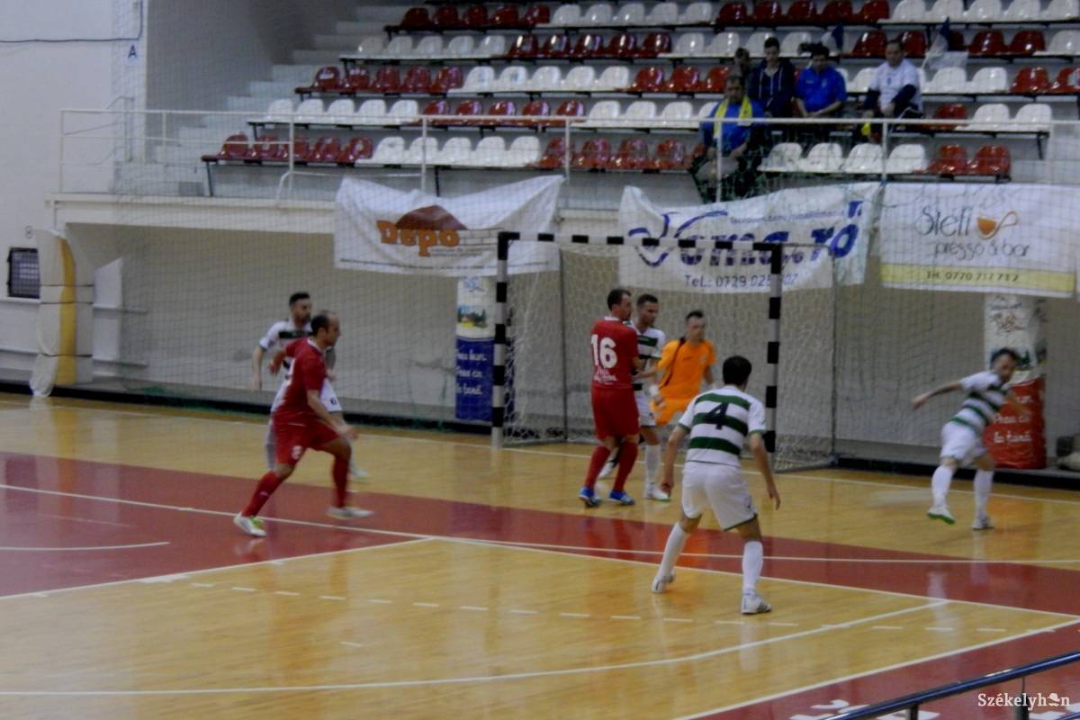 Egykor komoly tétje volt a Sepsi Futsal–City’us párharcnak. Most is van, de ezúttal a kiesés ellen küzd mindkét csapat. Archív &bullet;  Fotó: Sánta Imre