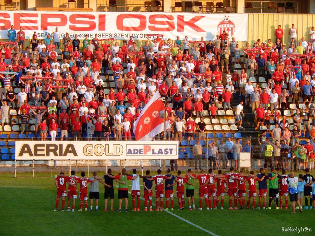Az odavágón a játékosoknak elénekelték a székely himnuszt a szurkolók. Szombaton nem várták meg a találkozó végét •  Fotó: Sánta Imre
