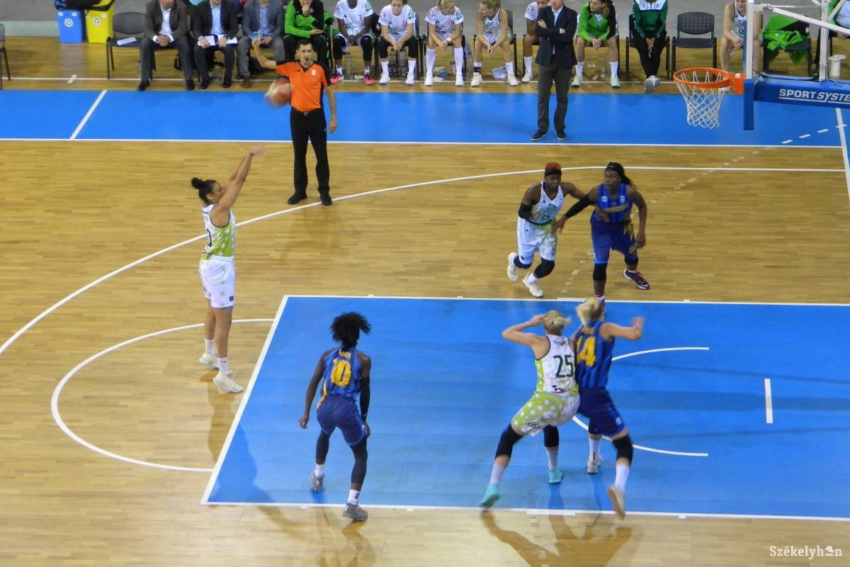 &bullet;  Fotó: Sánta Imre