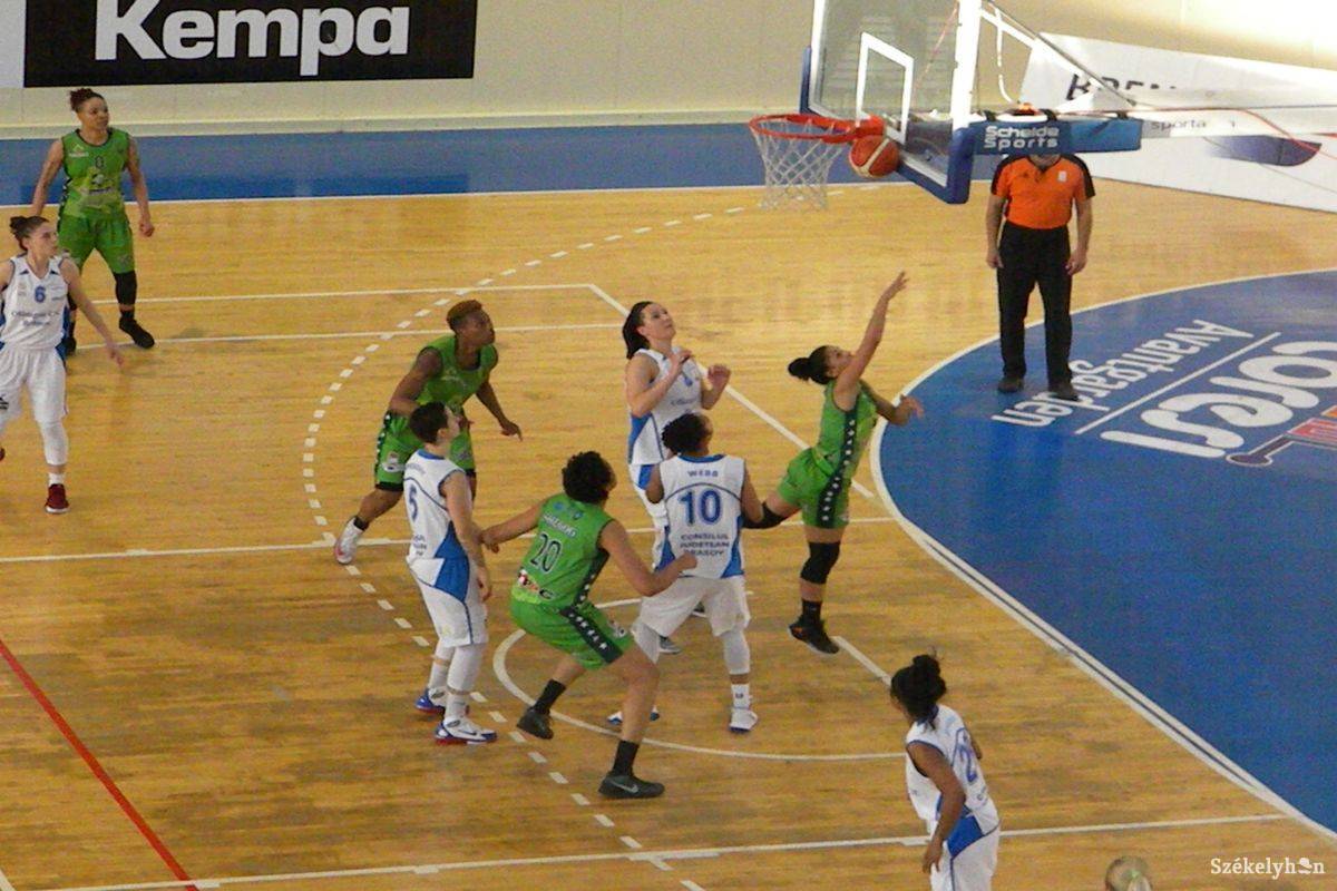 &bullet;  Fotó: Sánta Imre