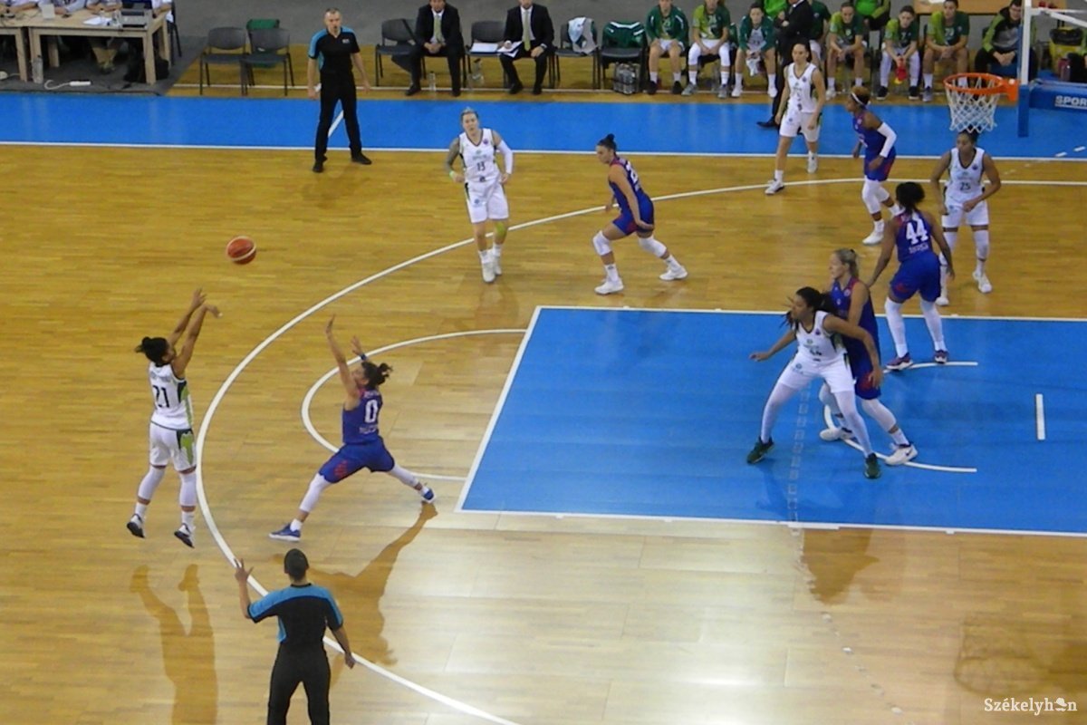 &bullet;  Fotó: Sánta Imre