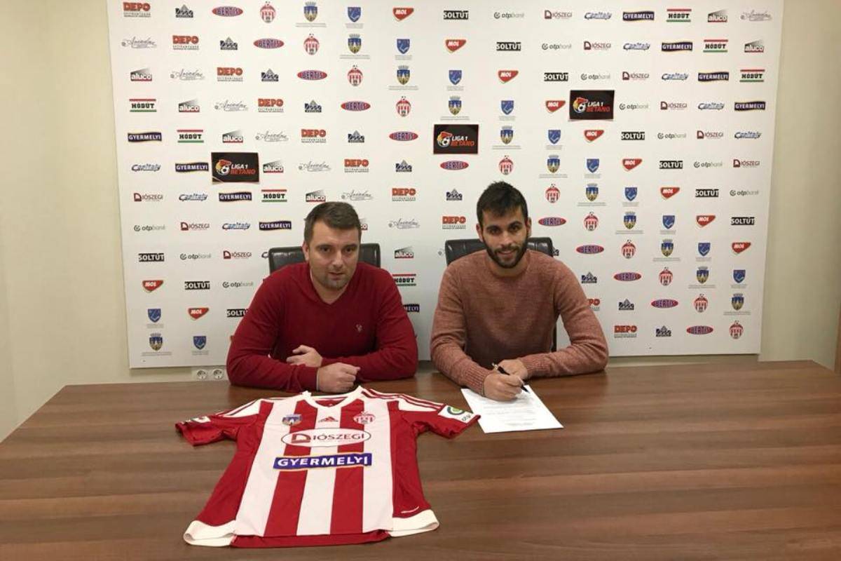 Bokor János sportigazgató és az új szerzemény, Alberto Dalmau Martínez •  Fotó: Sepsi OSK