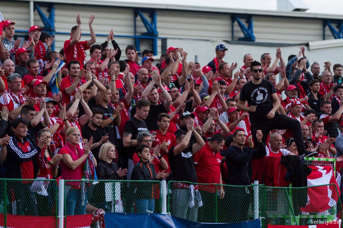 A szenátor szerint a sepsiszentgyörgyi stadionban „nemhivatalos” himnuszokat énekelnek. Archív •  Fotó: Pál Árpád