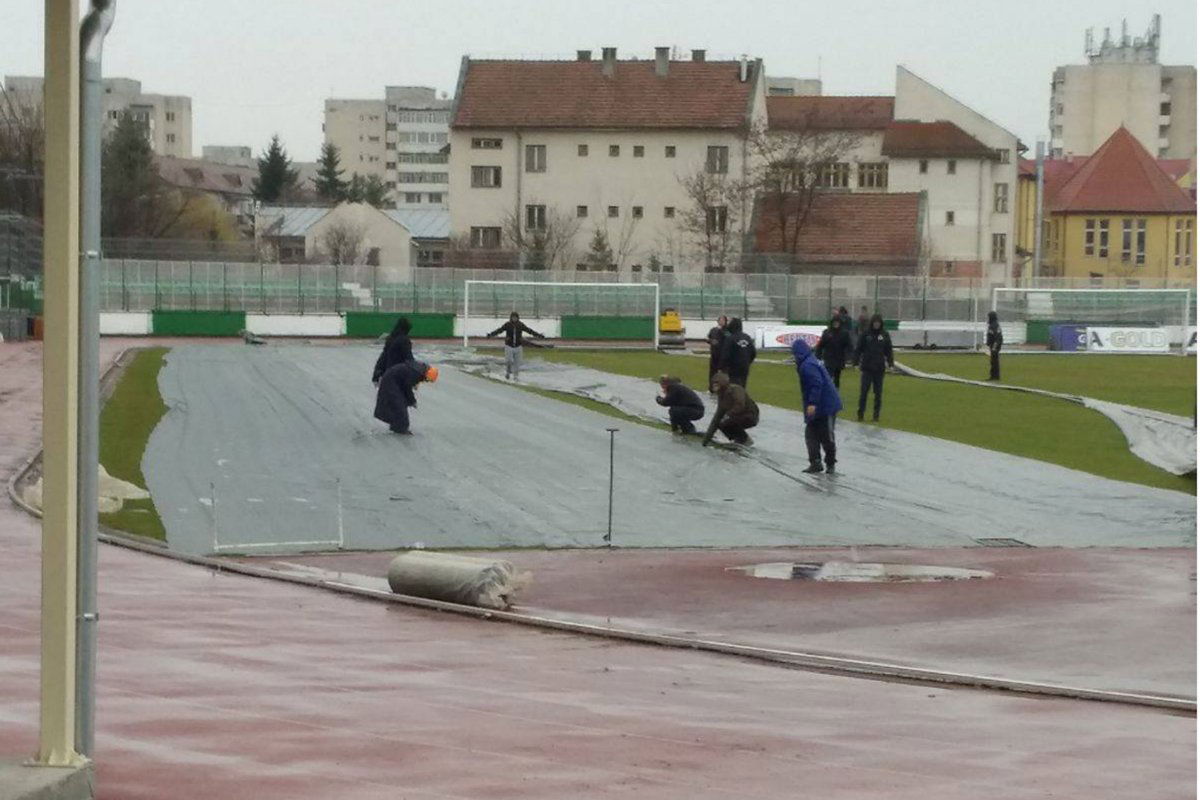 Letakarták a pályát, hogy ne ázzon el a gyep •  Fotó: Facebook/Sepsi OSK