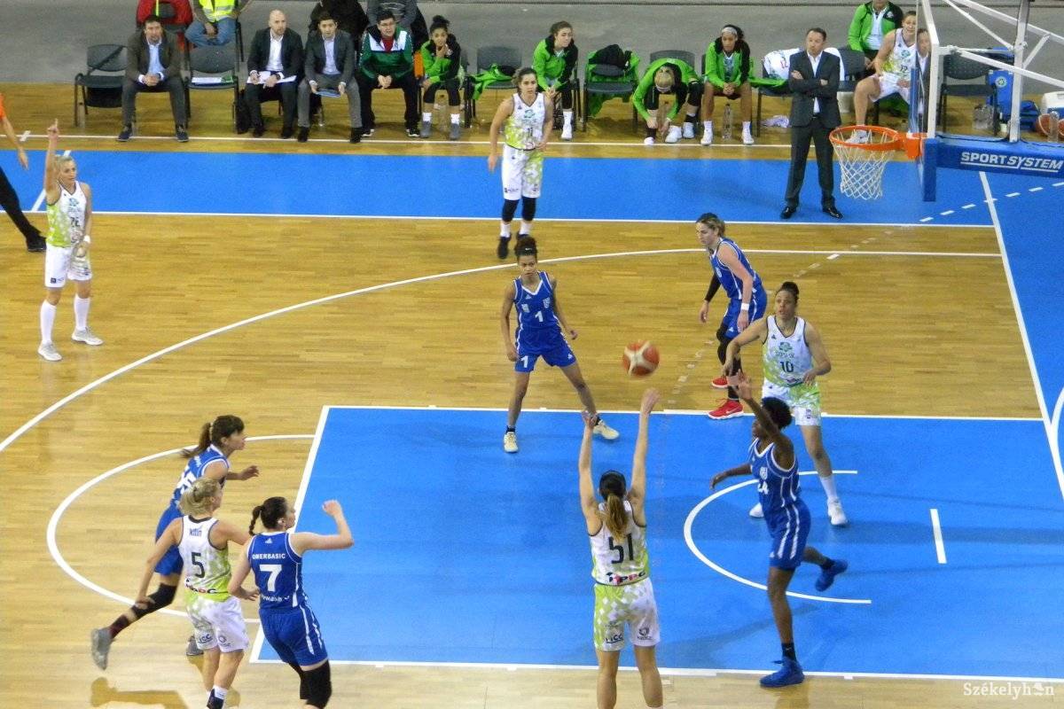 &bullet;  Fotó: Sánta Imre