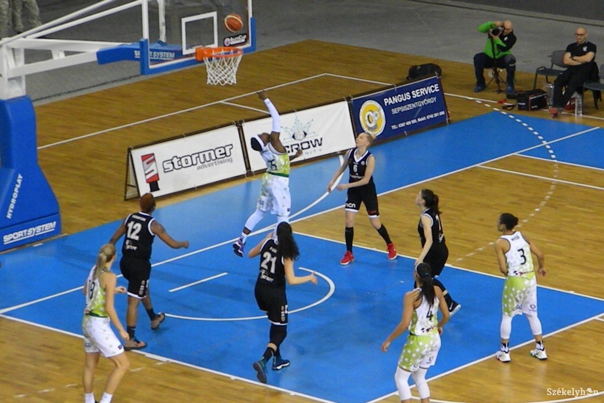 &bullet;  Fotó: Sánta Imre