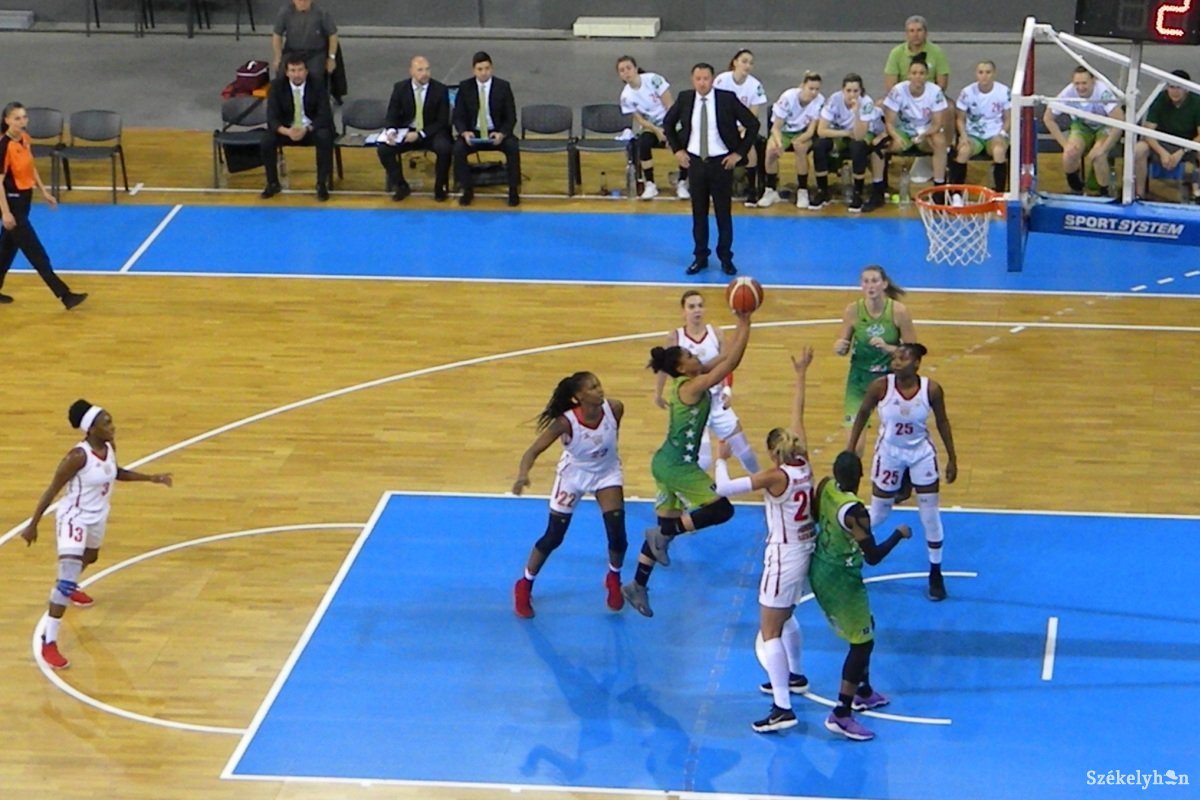 &bullet;  Fotó: Sánta Imre