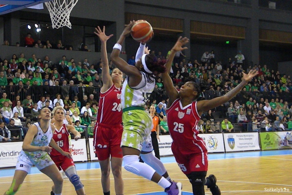 &bullet;  Fotó: Sánta Imre