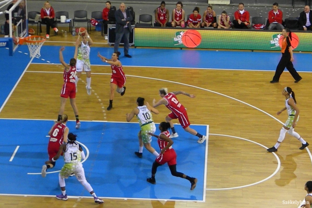 &bullet;  Fotó: Sánta Imre