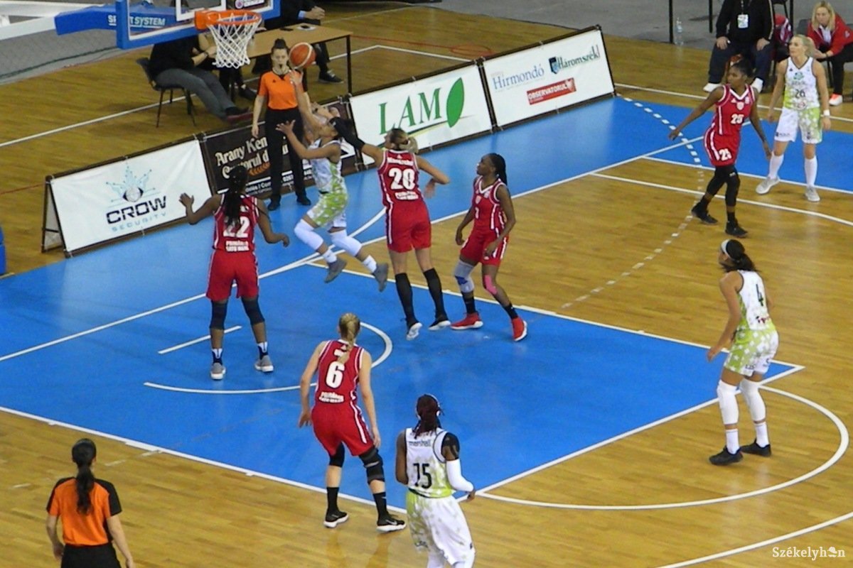 &bullet;  Fotó: Sánta Imre