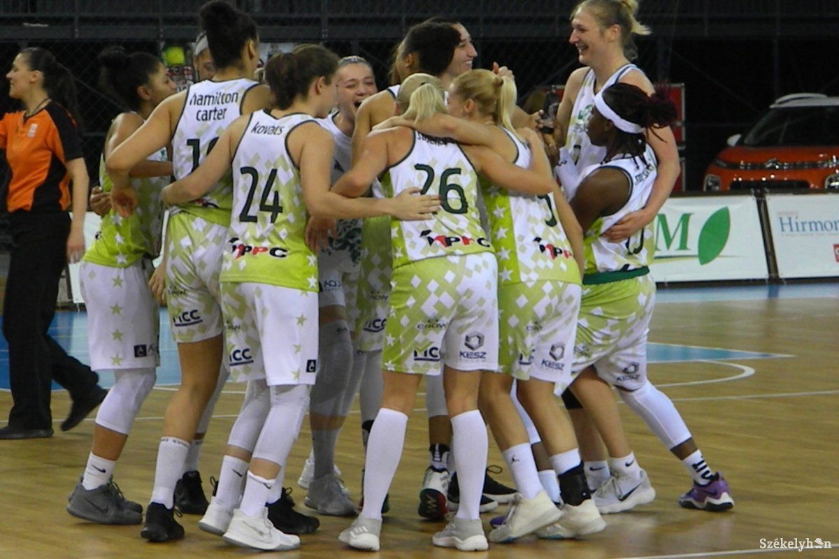 &bullet;  Fotó: Sánta Imre