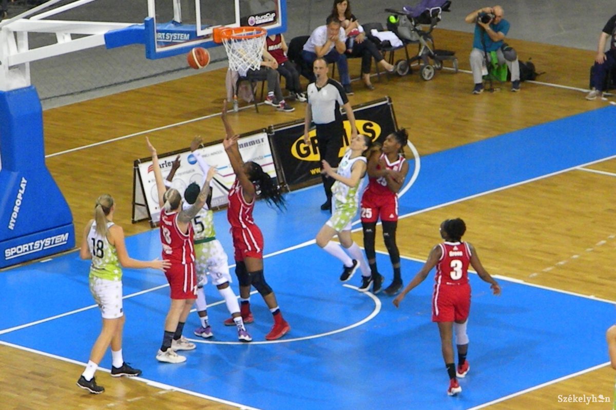 &bullet;  Fotó: Sánta Imre