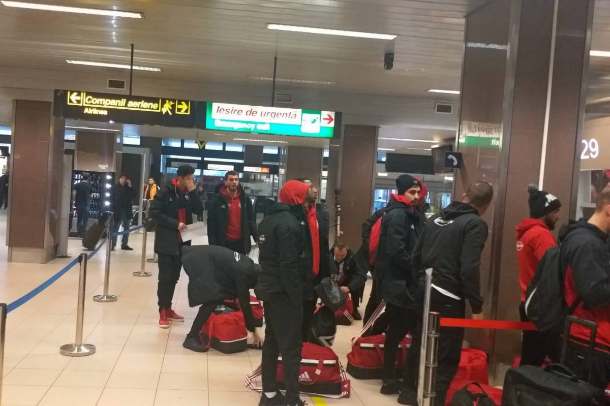 Repülőtéren. A csapat csütörtökön délelőtt utazott el Törökországba •  Fotó: Facebook/Sepsi OSK
