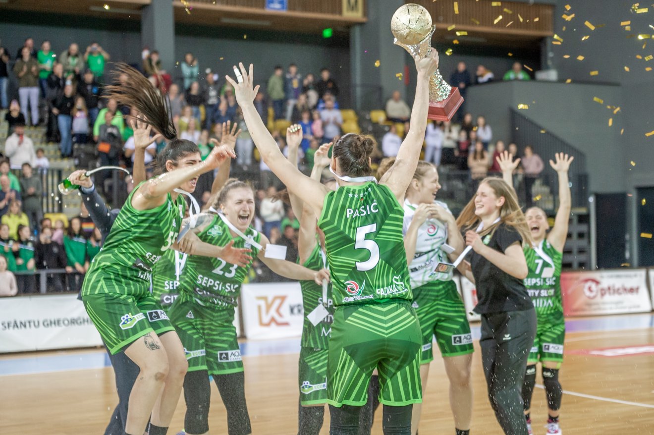 &bullet;  Fotó: Pinti Attila