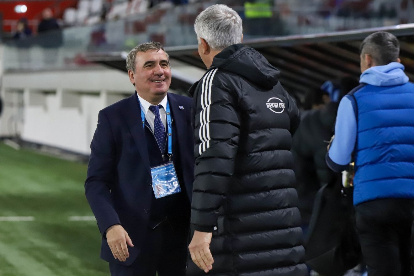 Gheorghe Hagi és Cristiano Bergodi kézfogása a meccs elején •  Fotó: Facebook/Sepsi OSK