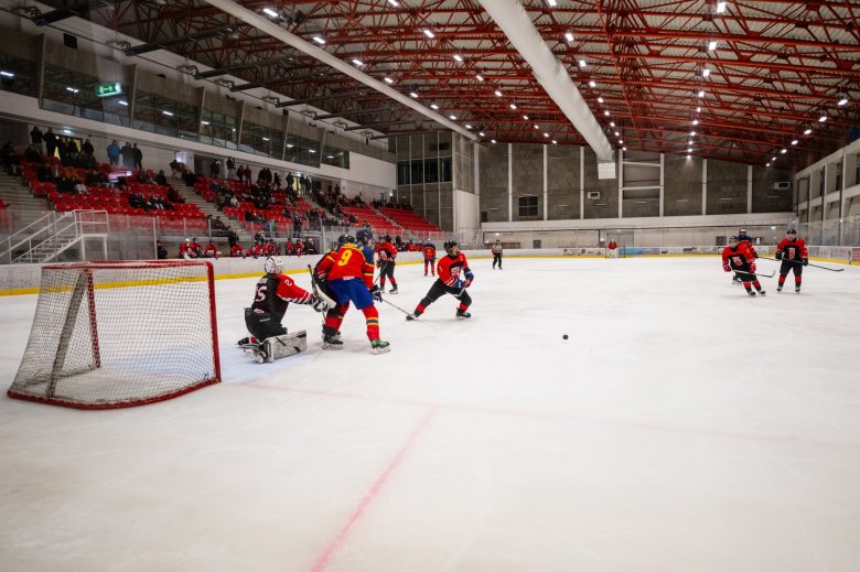 Elrajtol a kézdivásárhelyi hokivébé – vasárnap a tévében