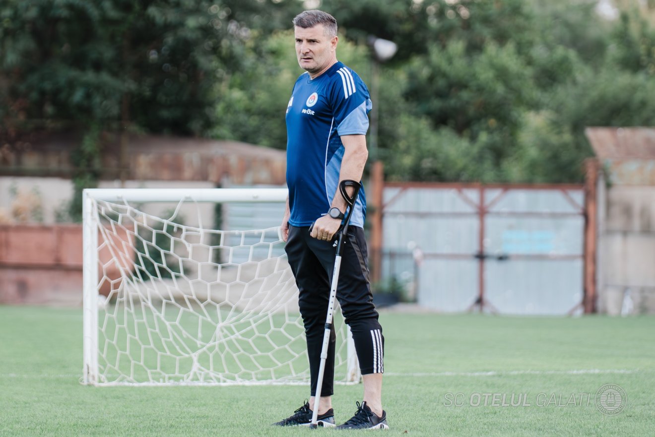 A mankó sem tartja távol a futballpályától •  Fotó: SC Oțelul Galați/Facebook