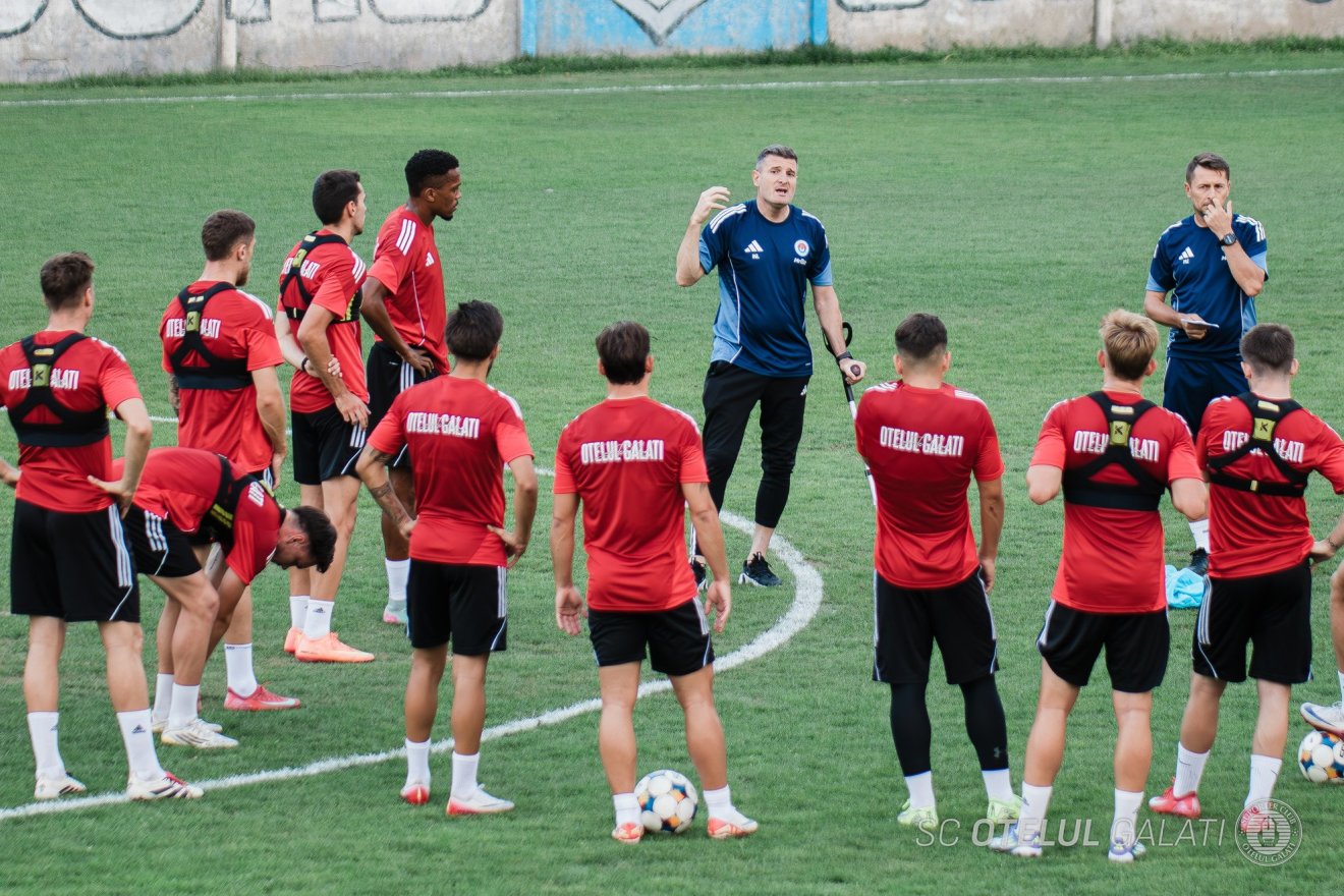 A térdműtéten átesett szakember továbbra is maximális erőbedobással dolgozik •  Fotó: SC Oțelul Galați/Facebook