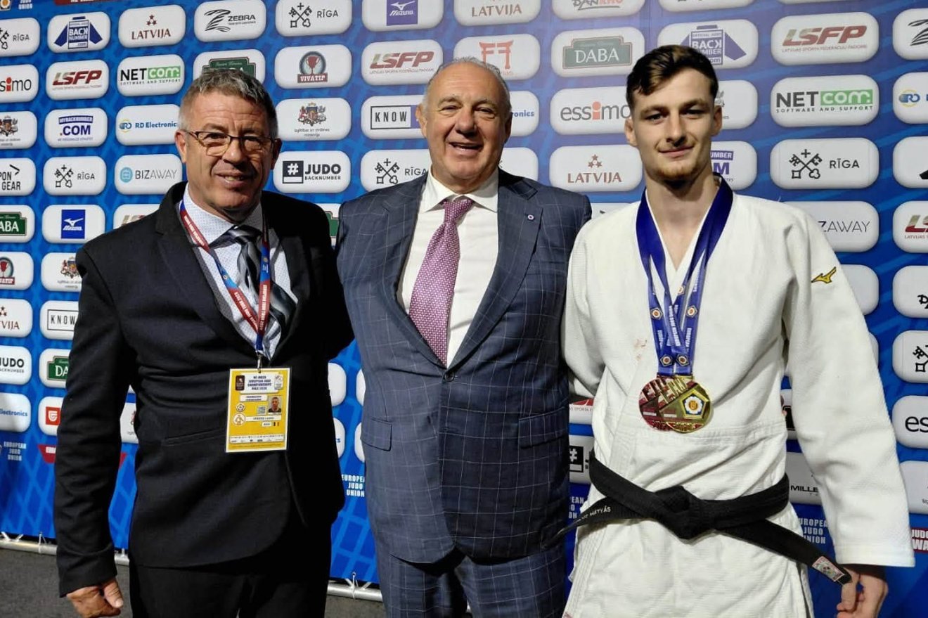 Nevelőedzője, Veres László mellett Dr. Tóth László, az Európai Judo Szövetség (EJU) elnöke is örült a sikerének &bullet;  Fotó: Barbocz Mátyás saját archívuma