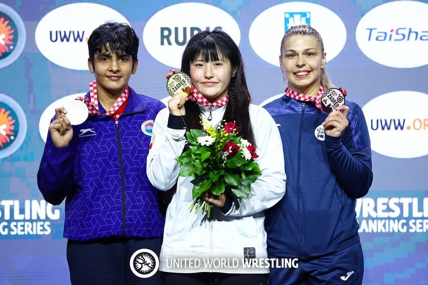 Japán, indiai és székely versenyző a dobogón &bullet;  Fotó: Nemzetközi Birkózó Szövetség