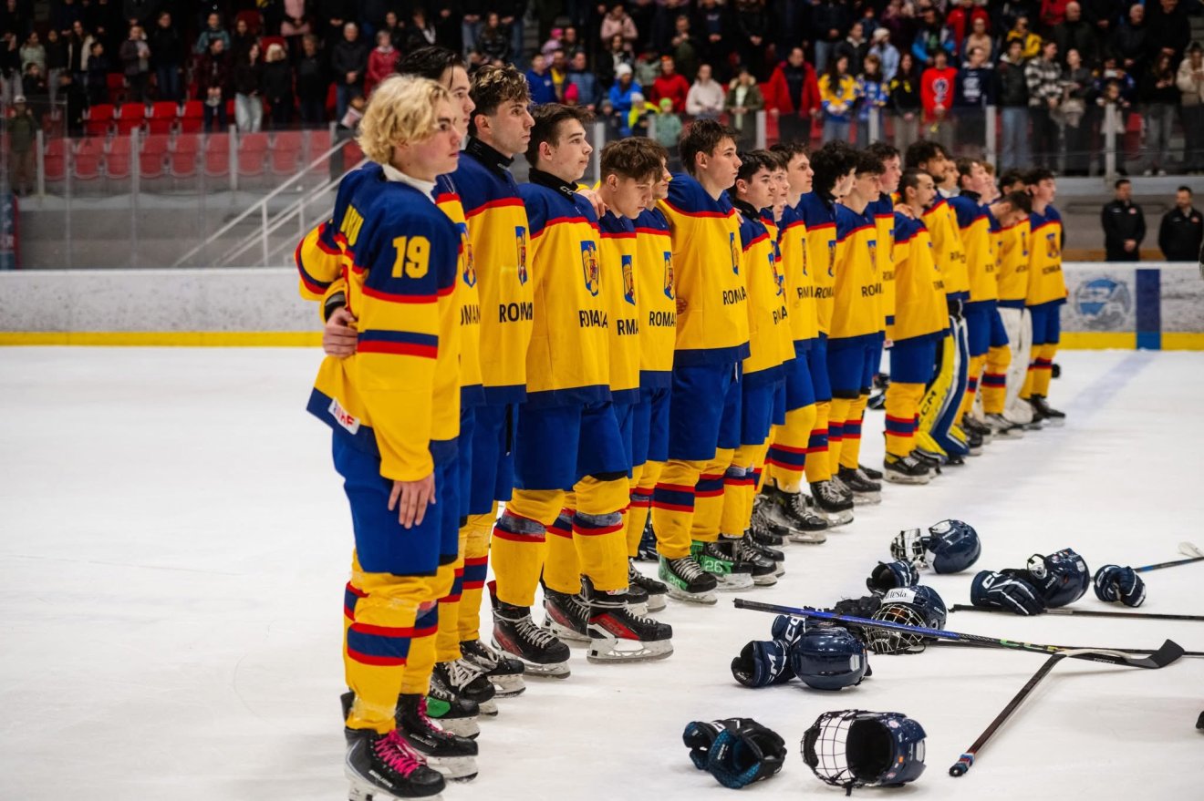 A romániai ifjúsági jégkorongválogatott a negyedik helyen zárta a világbajnokságot, a dobogóhoz egyetlen gól hiányzott &bullet;  Fotó: Máthé Zoltán